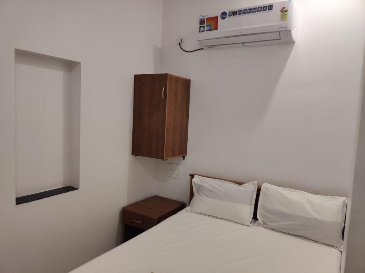 Sri Balaji Lodging 호텔 Tiruchchendūr 외부 사진