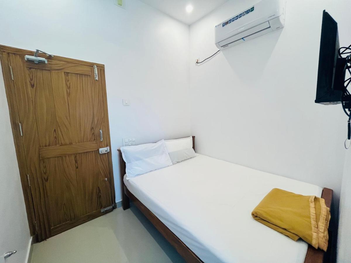 Sri Balaji Lodging 호텔 Tiruchchendūr 외부 사진